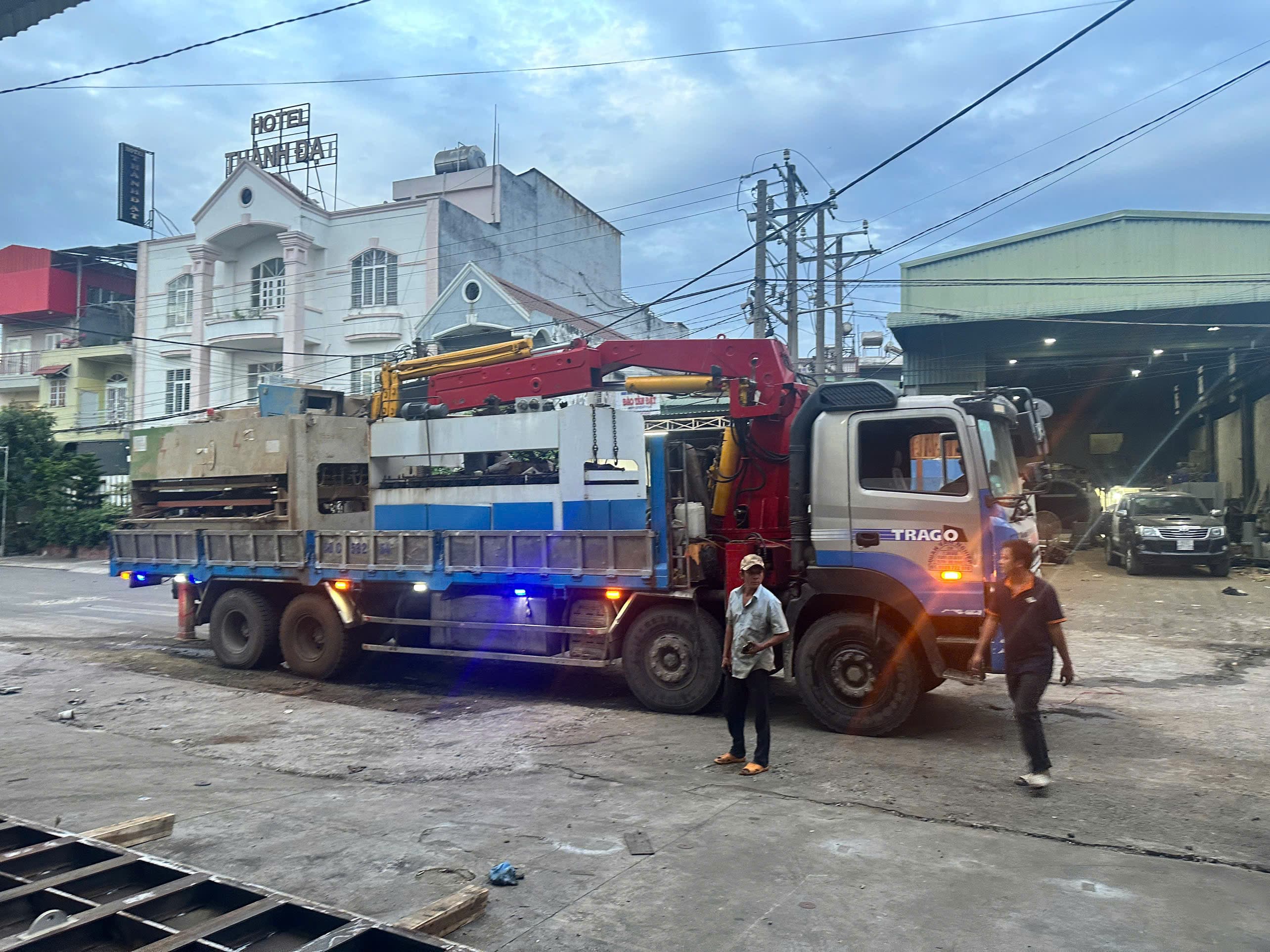 Máy ép thủy lực Phú Vinh Phi